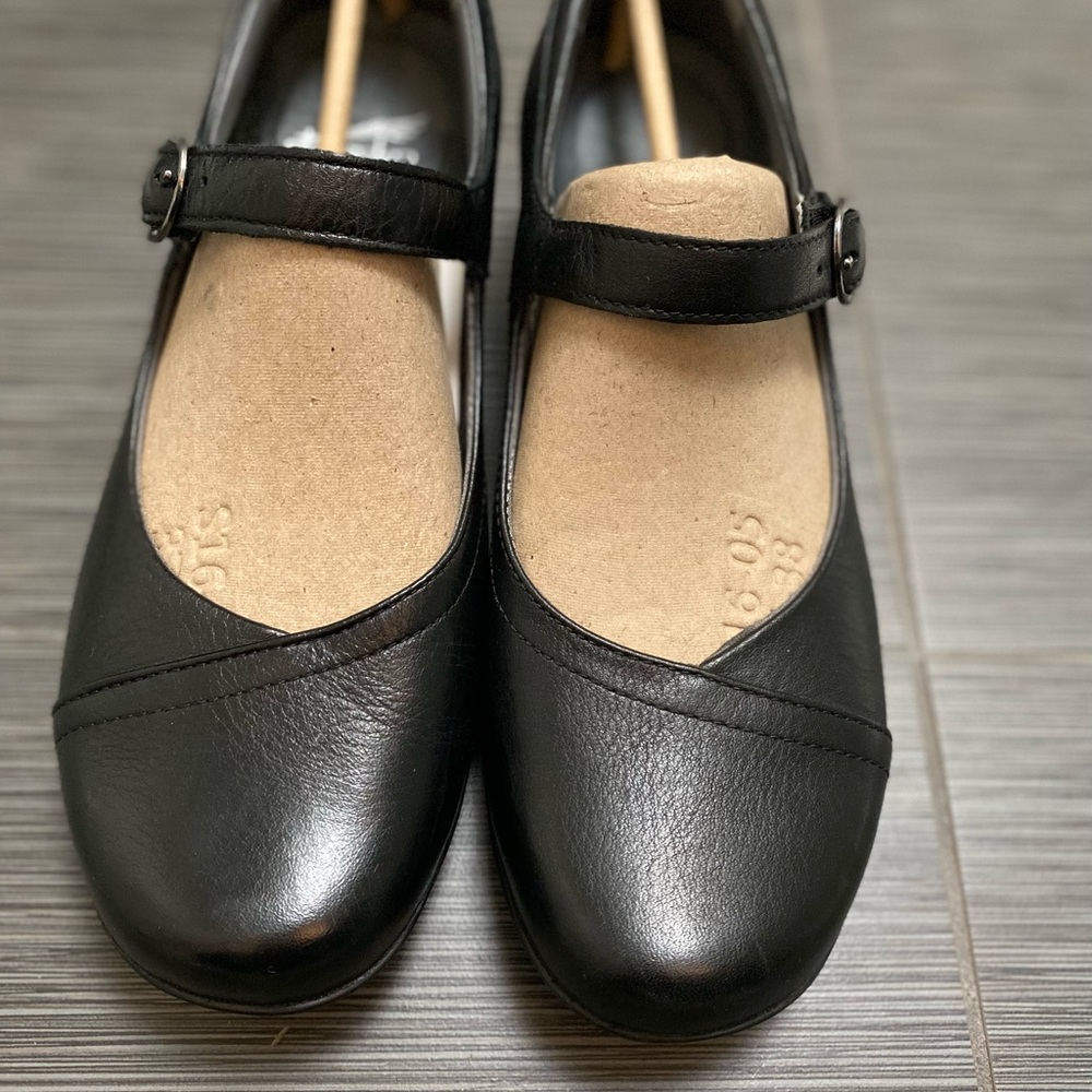 Dansko Fawna black Mary Jane low wedge flats. 38 / 8-8.5.